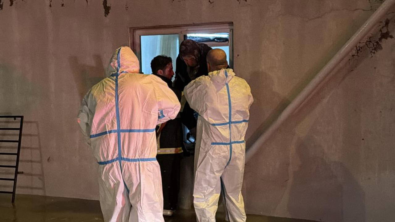 Adıyaman'da sağanak: Evlerini su basan 2 yaşlı kadını itfaiye kurtardı