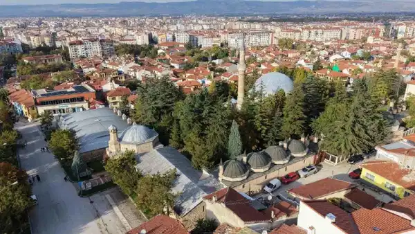 Kurşunlu Külliyesi’ndeki Sakinlik Sürdü: Mahkeme Kararı Tahliyenin Ertelenmesini Sağladı