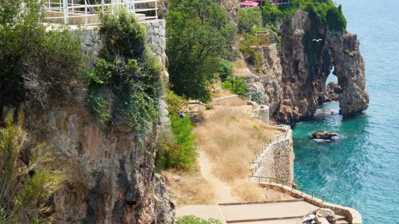 Antalya’nın simgesi falezler tehlikede: 'Bu kaybın telafisi yok'