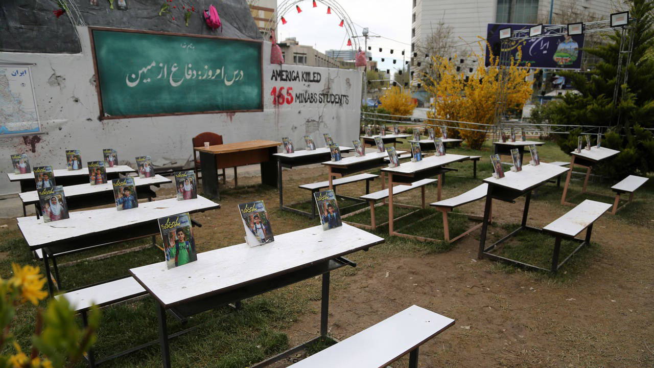 Minab'da ABD-İsrail saldırısıyla yaşamını yitiren ilkokul öğrencileri için Tahran'da sembolik sınıf