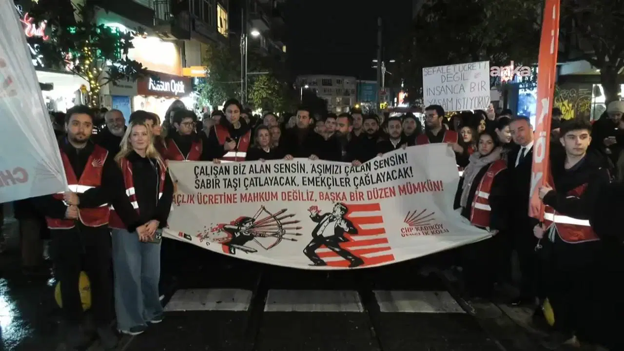CHP Kadıköy Gençlik Kolları’ndan asgari ücret protestosu: 'Bu bir iktidar krizinin sonucudur'