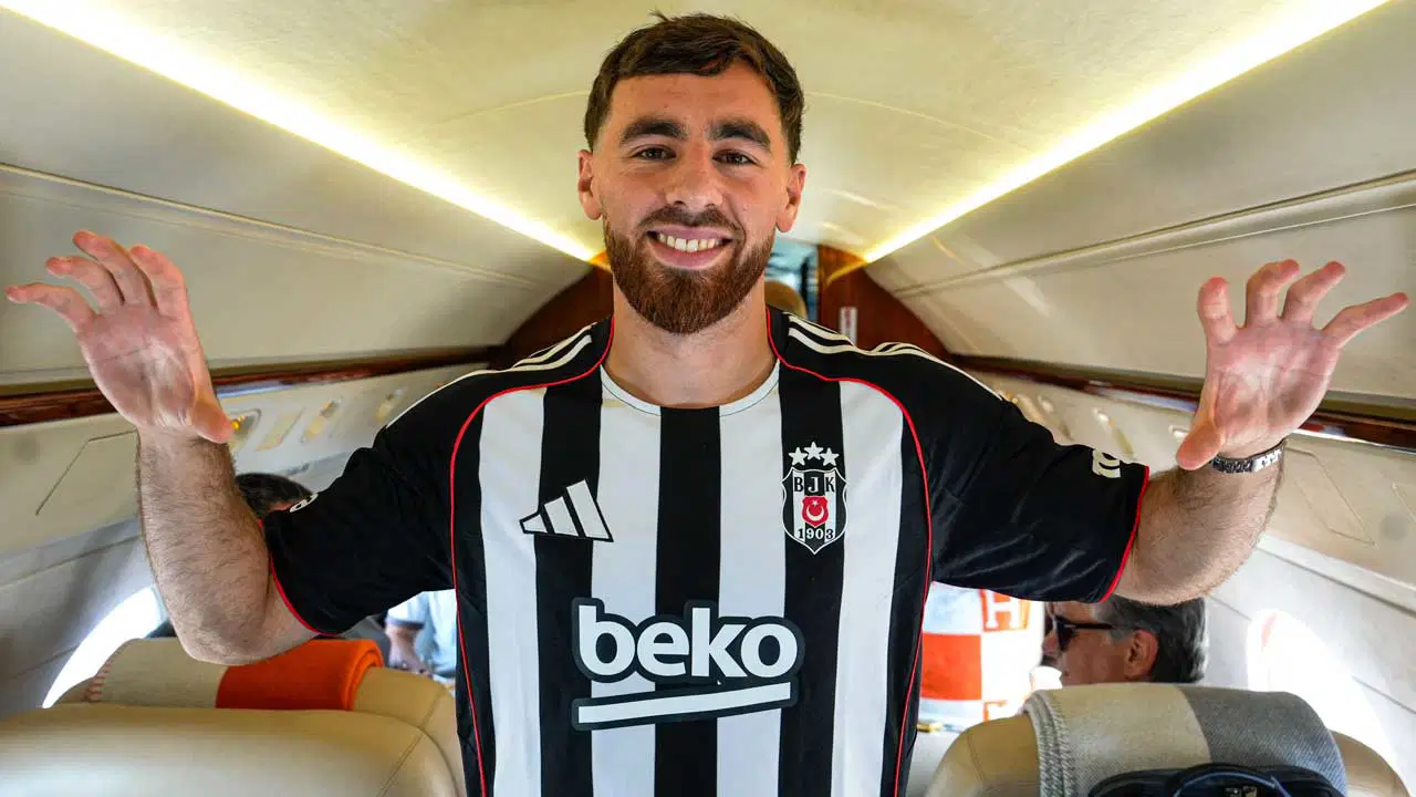 Siyah beyazlılar yeni transferine kavuştu: Orkun Kökçü, Beşiktaş için İstanbul'a geldi