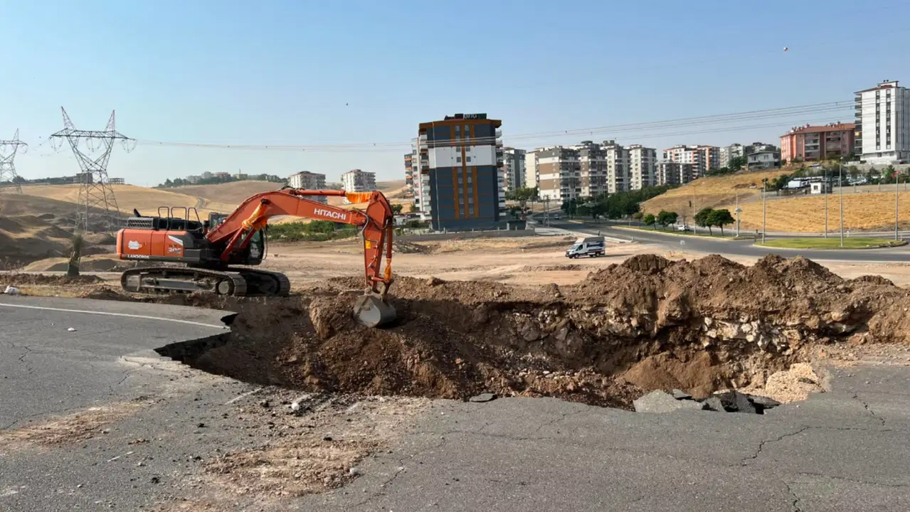 Ana isale hattı geçiyordu... Batman'da yol çöktü