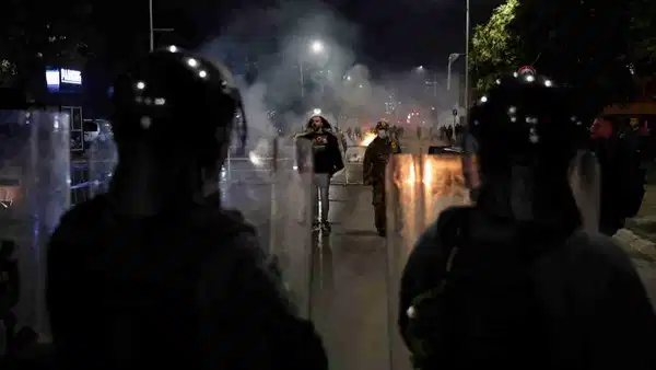 Taçi kararı sonrası Kosova sokakları karıştı: Parlamento kuşatıldı, polis müdahale etti