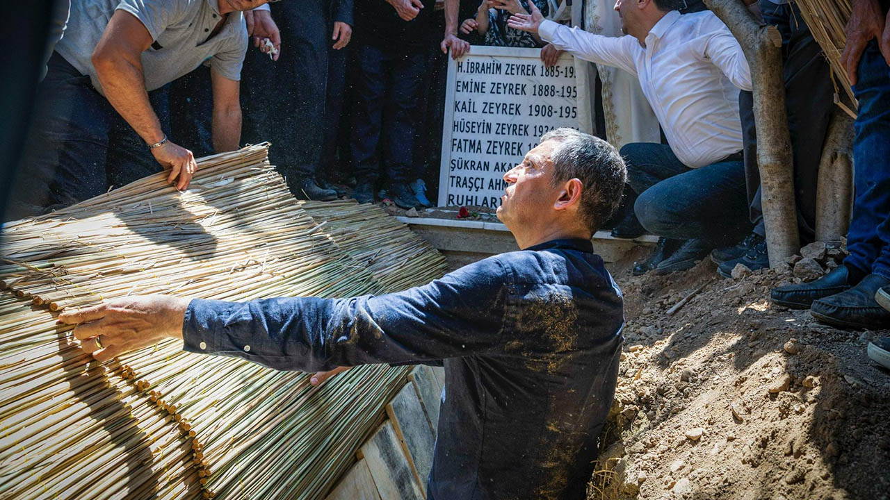 Kendi elleriyle uğurladı: Özgür Özel'den Ferdi Zeyrek'e veda paylaşımı