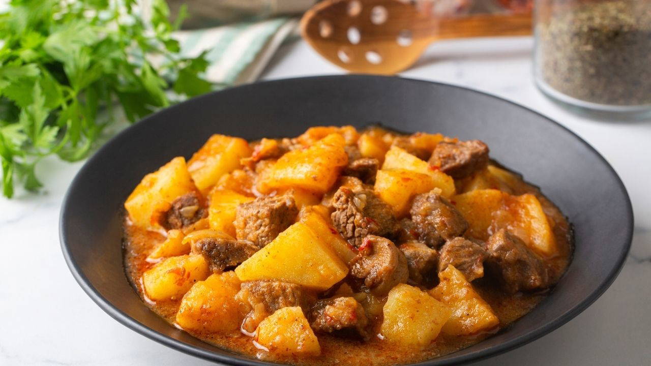 Ailenizin favorisi: Lokanta usulü etli patates yemeği tarifi