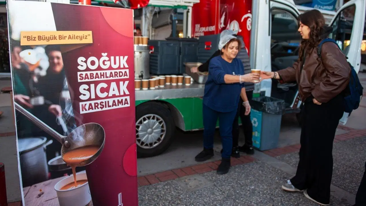 Karşıyaka Belediyesi'nden 15 bin kişiye sıcak çorba ikramı