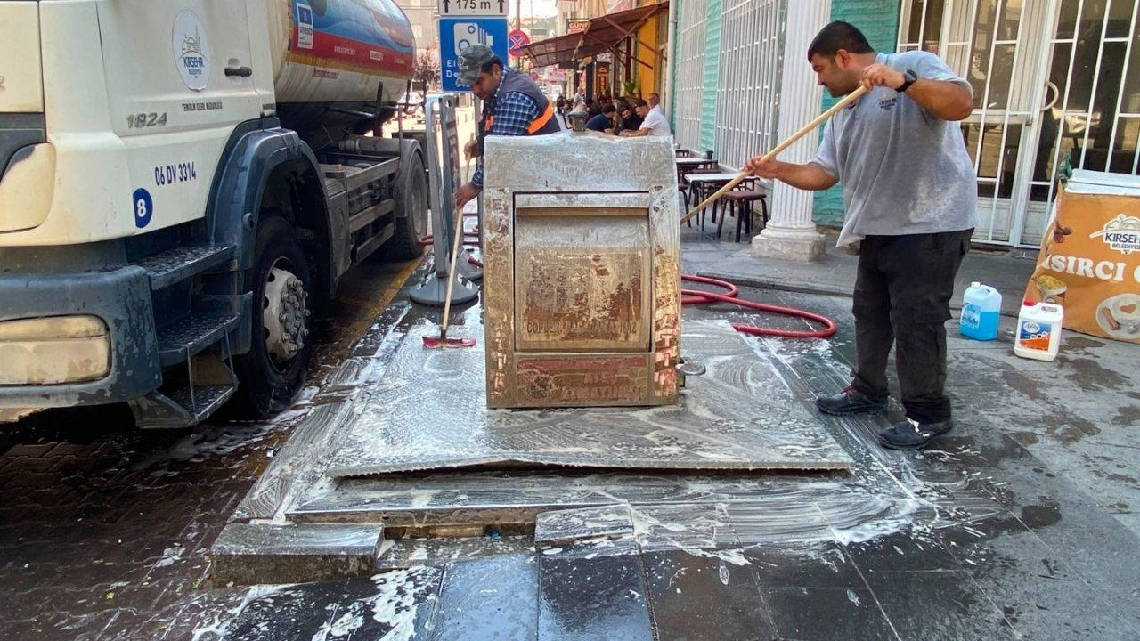 Kırşehir Belediyesi’nden hijyen seferberliği: Çöp konteynerleri yıkanıp ilaçlanıyor