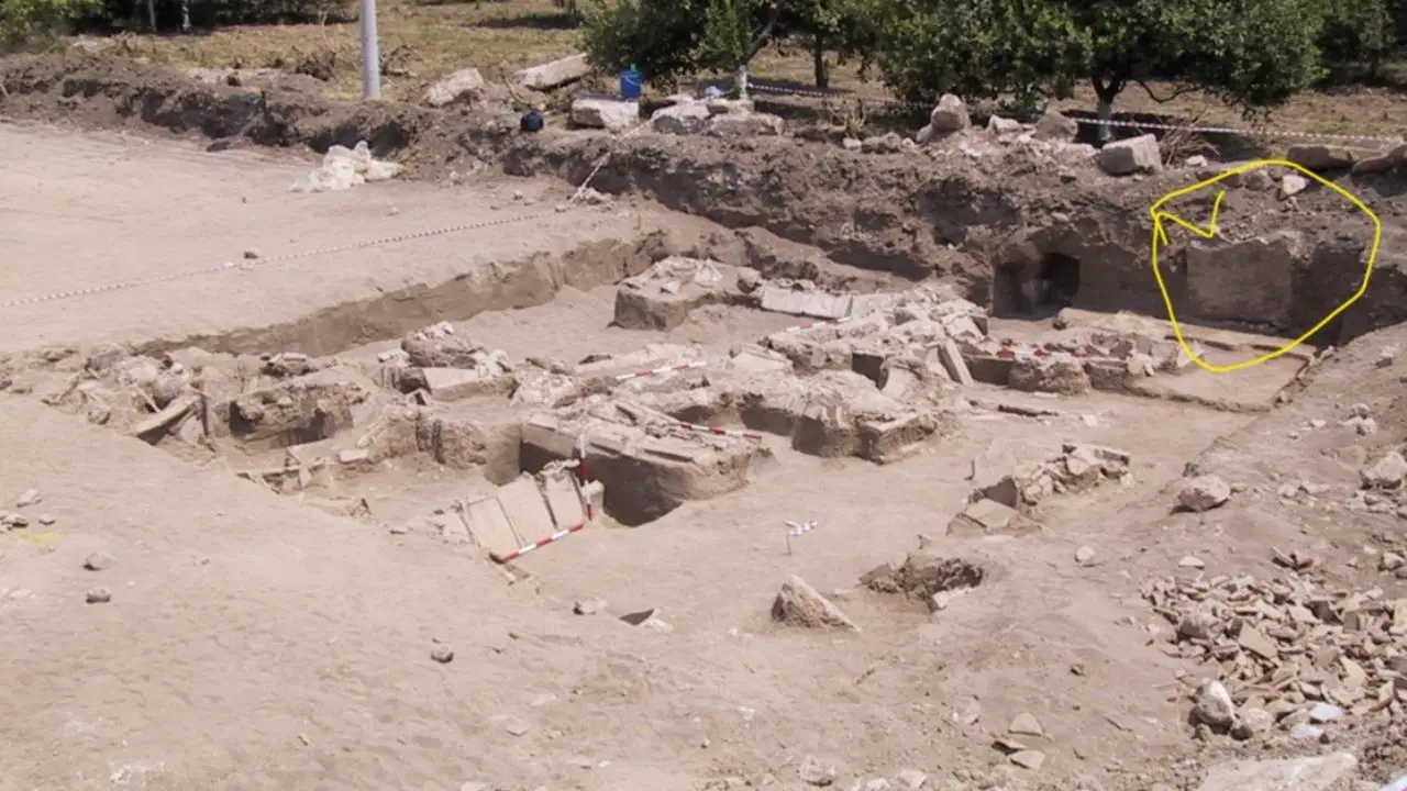 Villa inşaatı izni verilen 2,5 dönümlük alanda 8 Roma mezarı çıktı!