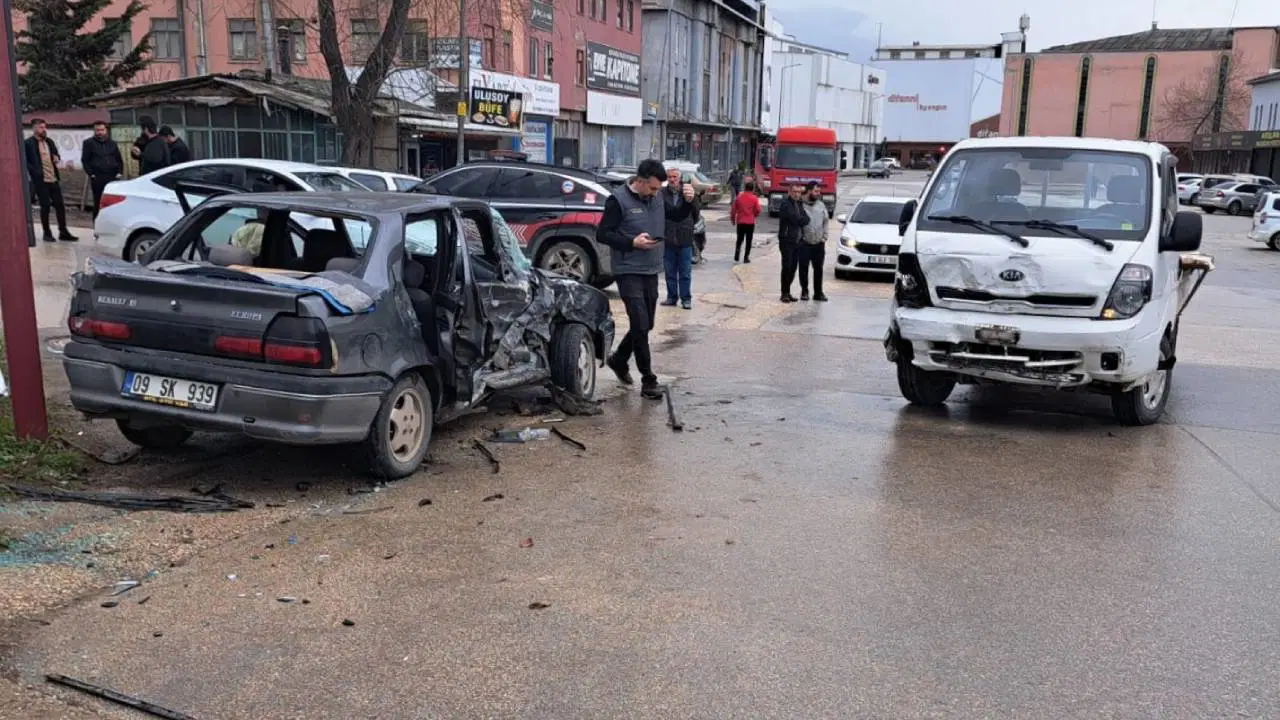 Bursa'da kamyonet ile otomobil çarpıştı: 2'si bebek 9 yaralı