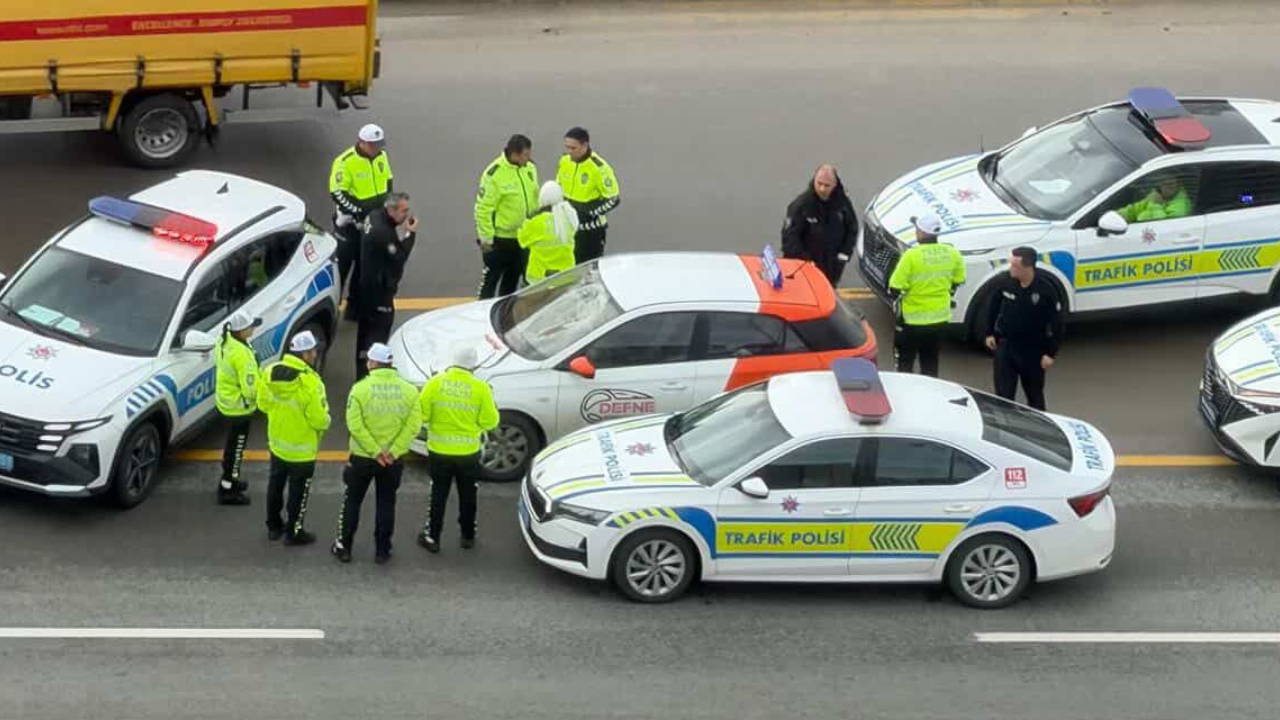 Sürücü kurusu eğitmeni, tartıştığı kişiyi kaput üz…