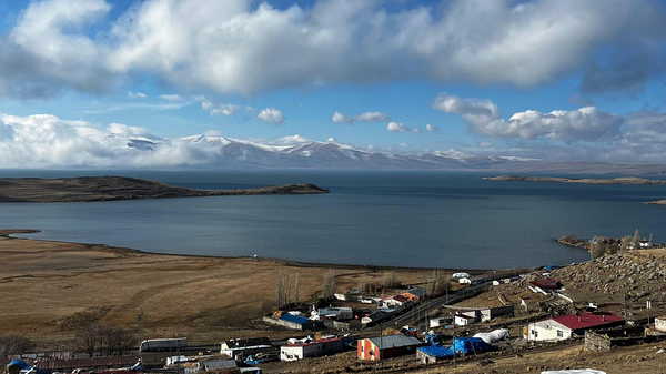 Kars'ta sıcaklıklar mevsim normali üzerinde: Çıldır Gölü de donmadı!