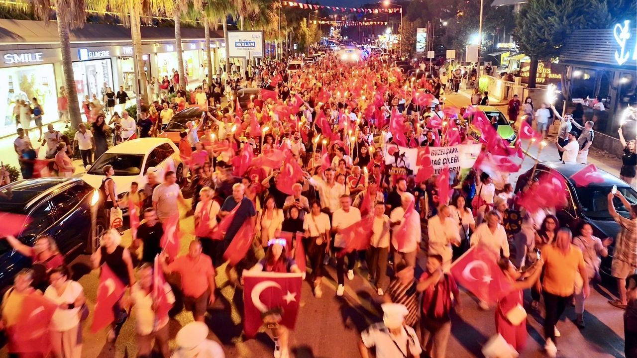 Binlerce kişi Kuşadası’nın kurtuluşu için yürüdü