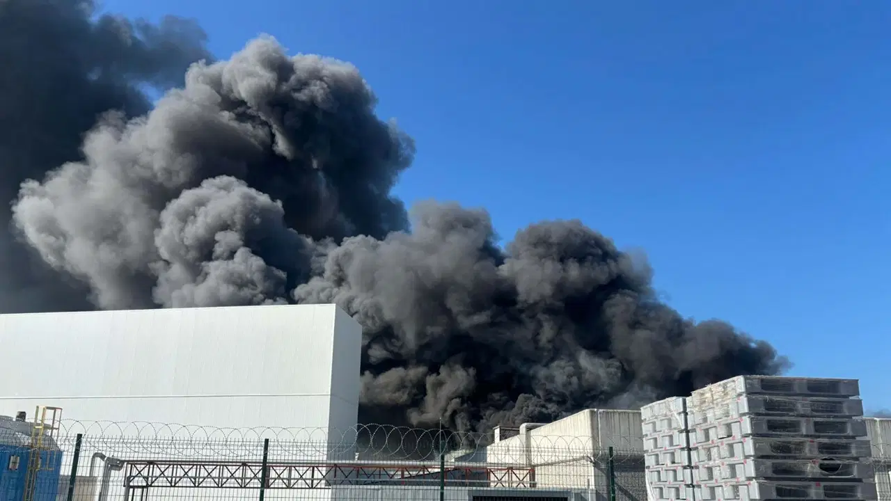 Manisa'da oyuncak fabrikasında yangın!