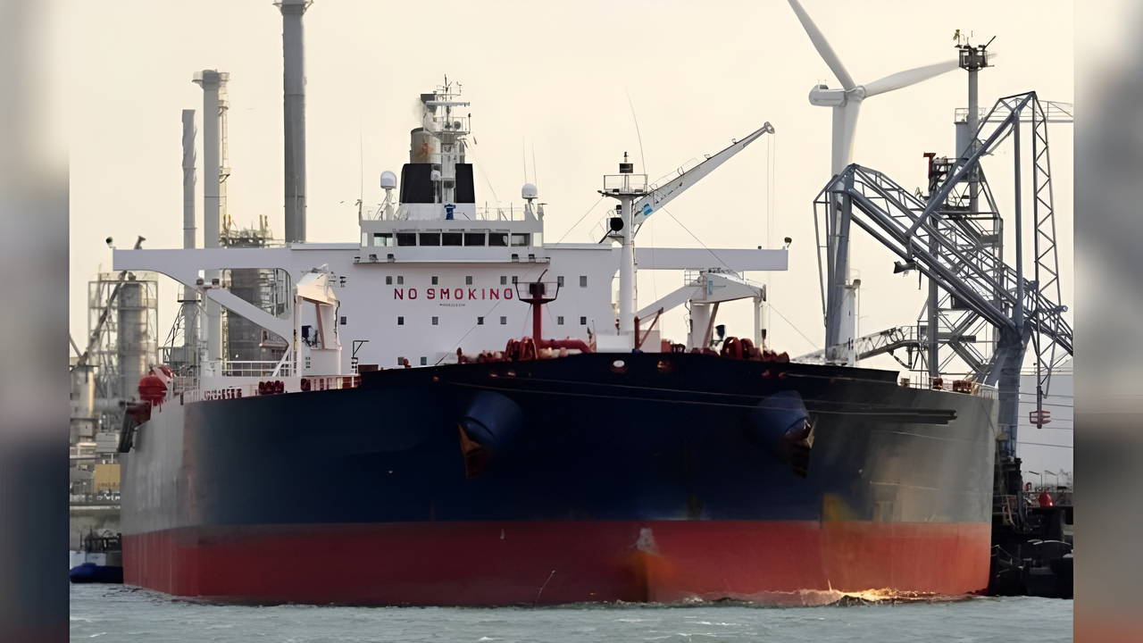 Son dakika... İstanbul Boğazı'na yaklaşan Türk petrol gemisi vuruldu!