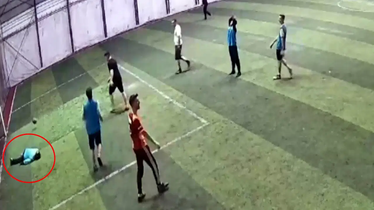 O anlar kamerada: Halı sahada göğsüne top çarpmasıyla kalbi durdu, hayatını kaybetti