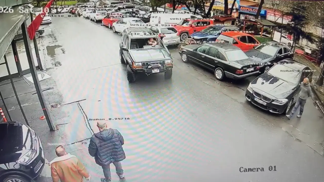 İstanbul Maslak'ta eski ortağının iş yerini silahla bastı: Tehdit edip soyundu!