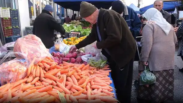 Yurttaşlar semt pazarında isyan etti: 'Bir dilim ekmeğe çalışıyorum'