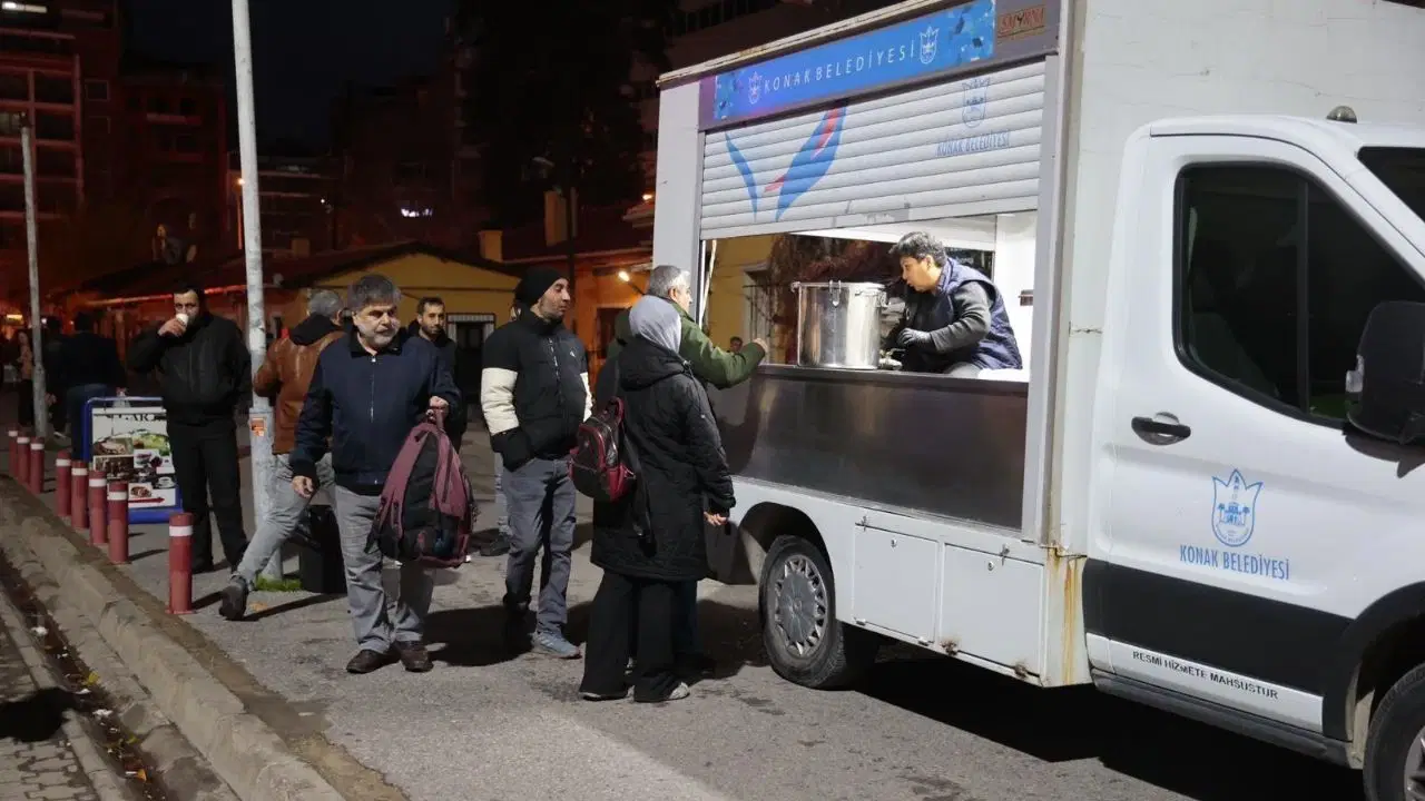 Konak Belediyesi’nden sıcak çorba ikramı