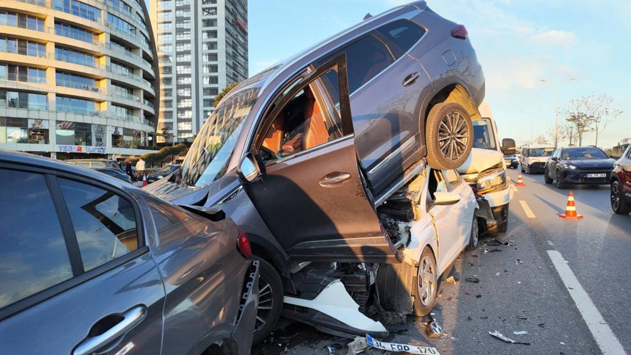 Kartal'da feci kaza... 4 araç birbirine girdi: 5 kişi yaralandı