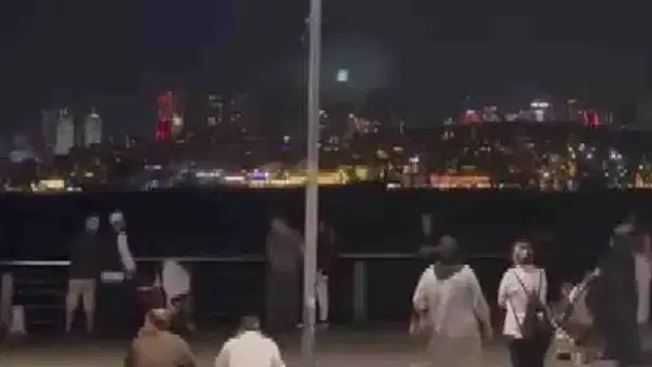 Fatih'ten sonra şimdi de Üsküdar... Sahilde içki içenlerin tepesinde drone belirdi: 'Derhal uzaklaşın!'