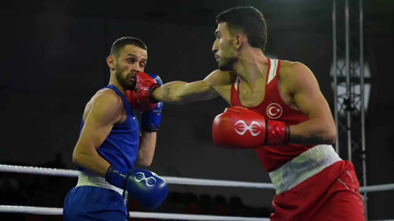 Milli boksörler Bulgaristan'da madalyayı garantiledi!