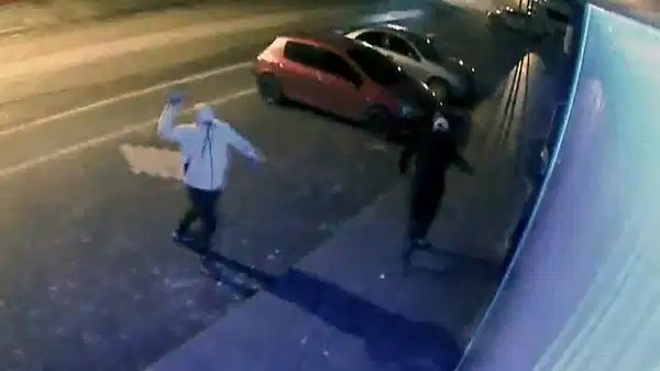 Düğün organizatörü kardeşlerin işyerine kaldırım taşıyla saldırdı!