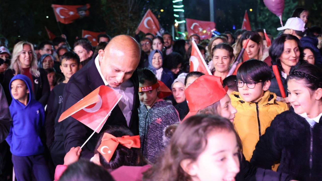  Kırıkkale, Cumhuriyet Bayramı’nda fener alayı ile aydınlandı