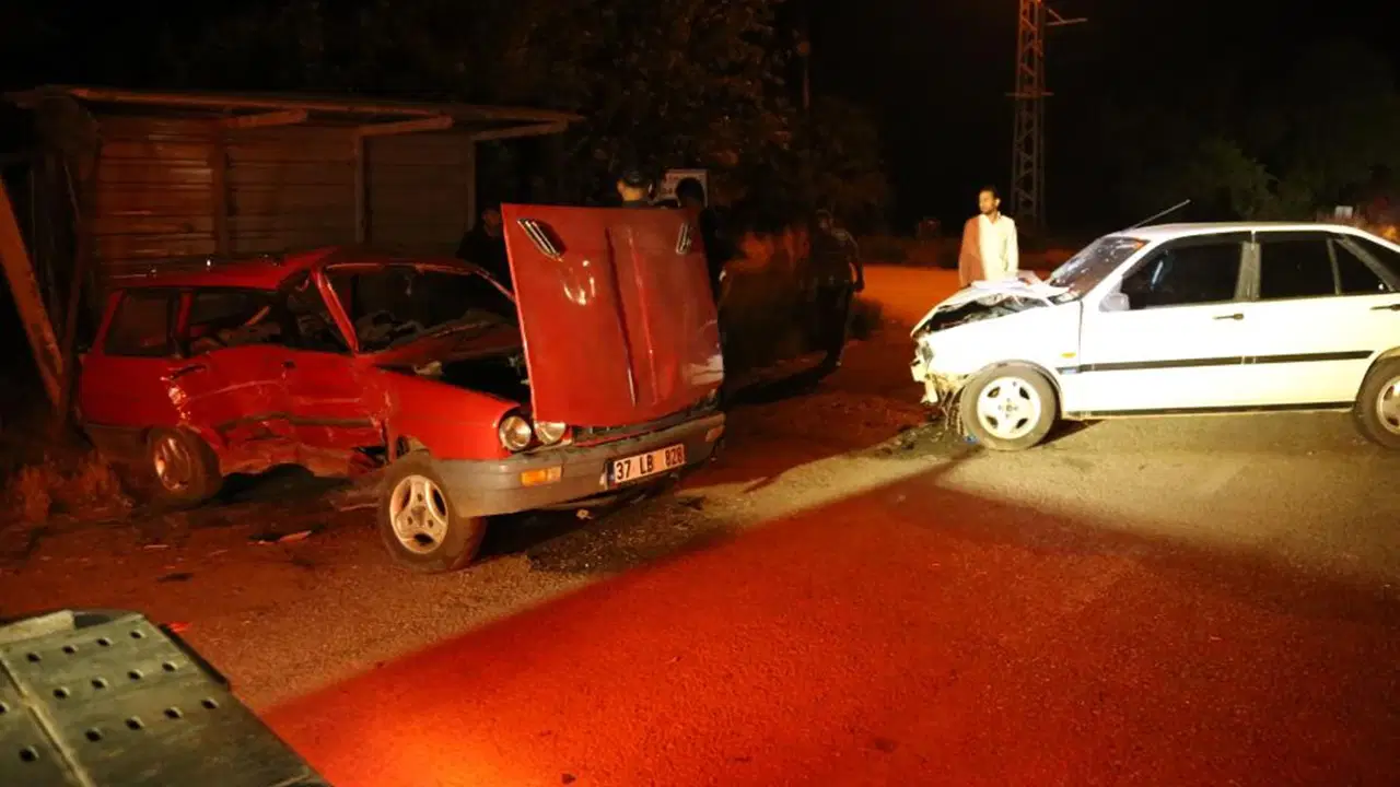 Kastamonu’da iki otomobil çarpıştı: 4'ü çocuk, 8 yaralı