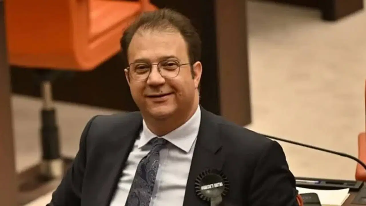Ardahan Valisi'ni 'taytla' hedef alan CHP'li Alp, YENİ Parti'ye nereden saldıracağını şaşırdı: 'Retro bitince önce cuma namazına sonra kulübe gidiyorlar'