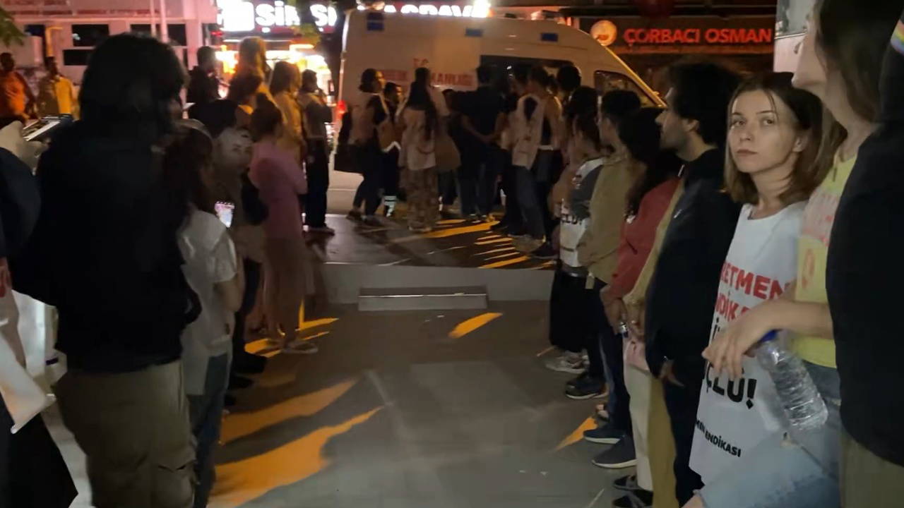 Son Dakika... Açlık grevine giren iki öğretmen hastaneye kaldırıldı
