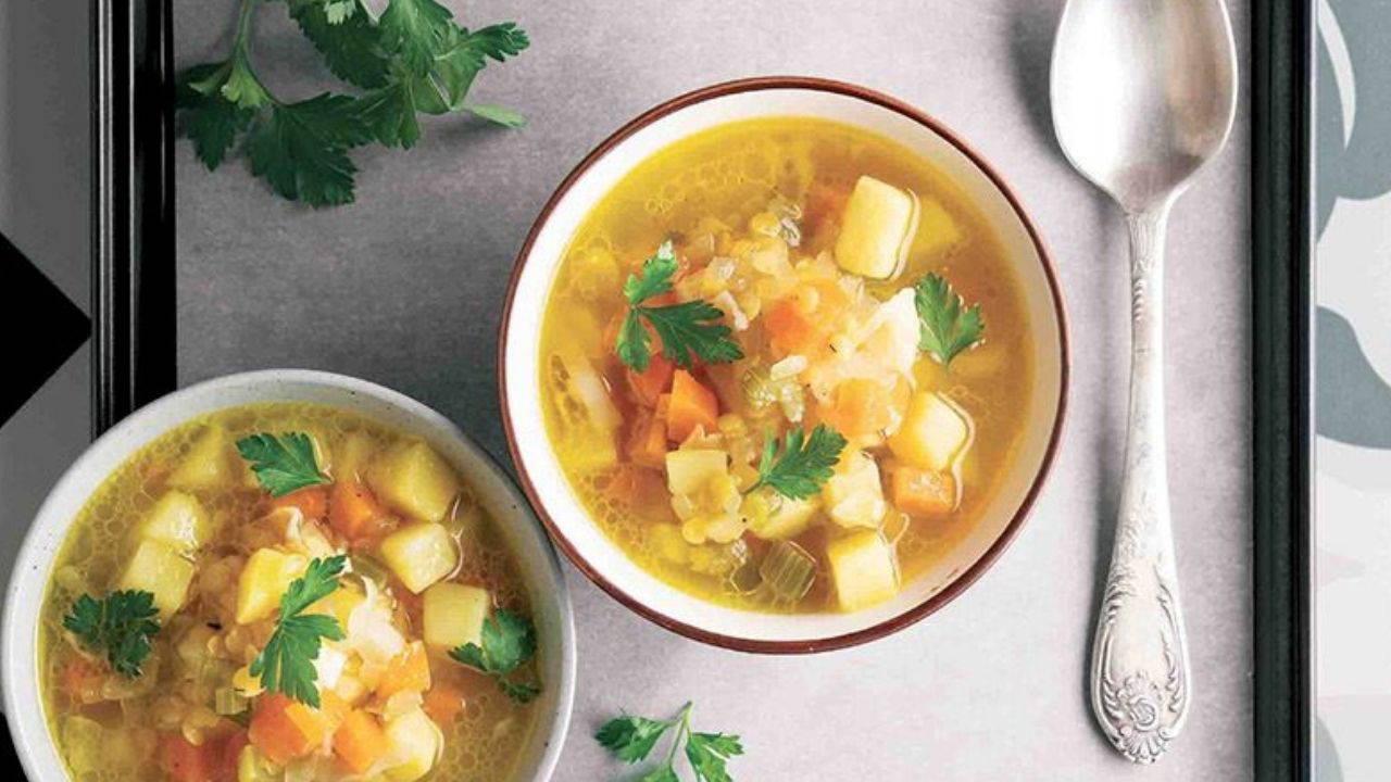 Soğuk günlerin şifası: Terbiyeli sebze çorbası tarifi