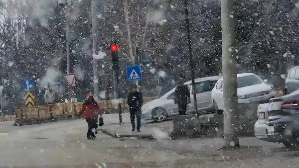 Nisan'da kar sürprizi... Şehir beyaza büründü