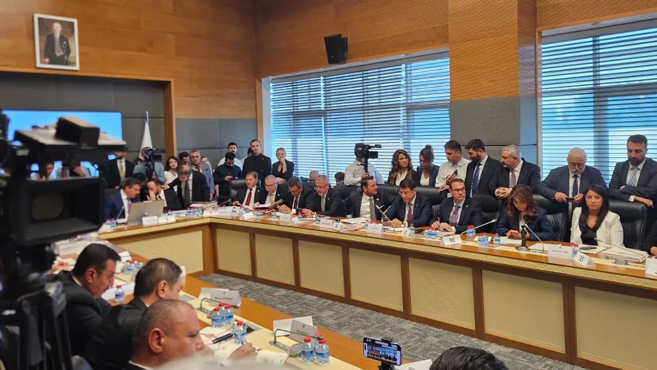'Çerçeve yasa' TBMM Adalet Komisyonu'nda: Görüşmelerde 'salon krizi' ve 'usul tartışması' yaşandı