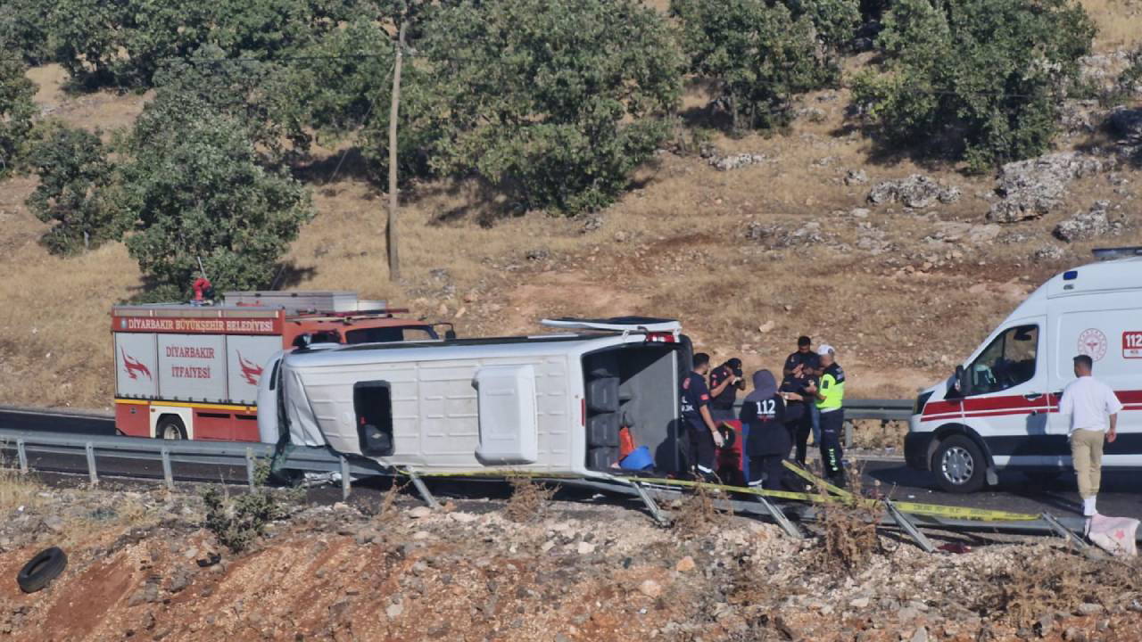 Diyarbakır'da feci kaza! Minibüs devrildi: 1 ölü, çok sayıda yaralı!