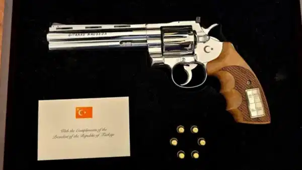 Erdoğan'ın hediye ettiği tabancayı hangi liderler ülkelerine götürmedi? İşte o isimler…