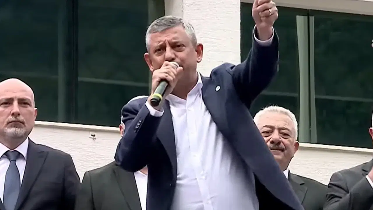 Özgür Özel'den Erdoğan'a 'mahrem görüntü' tepkisi: 'O şarlatanı ya sen durdur ya gelip biz durduracağız!'