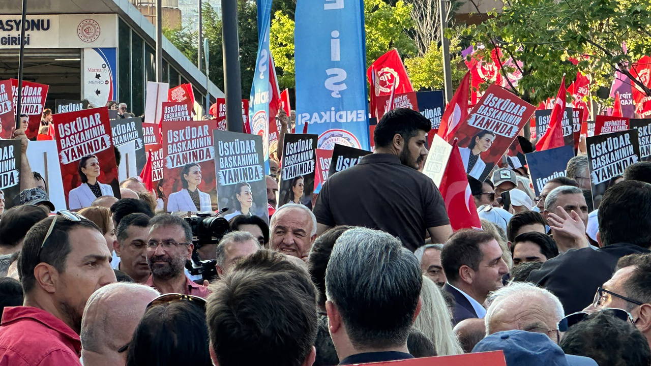 Yurttaşlar Üsküdar'da bir araya geldi... Gözaltına alınan Dedetaş'ın mektubu okundu: 'Türkiye Cumhuriyeti, kimsenin babasının malı değil'