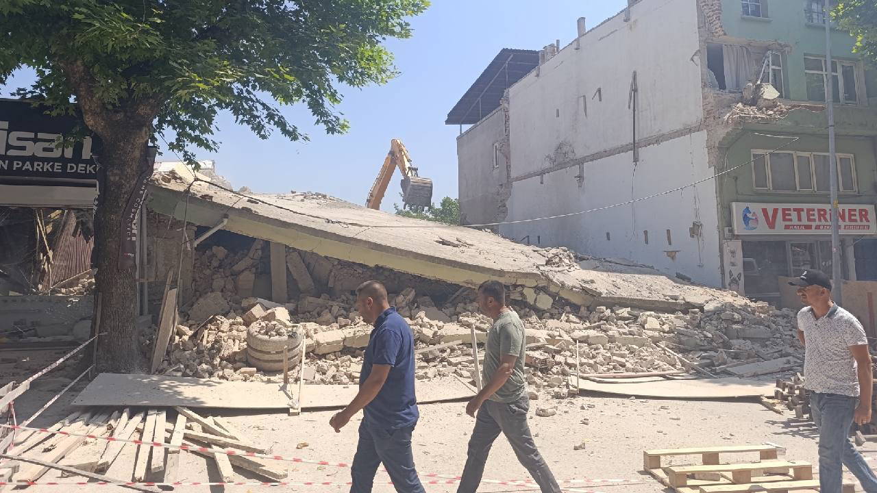 Panik anları... İki katlı bina yıkım sırasında çöktü