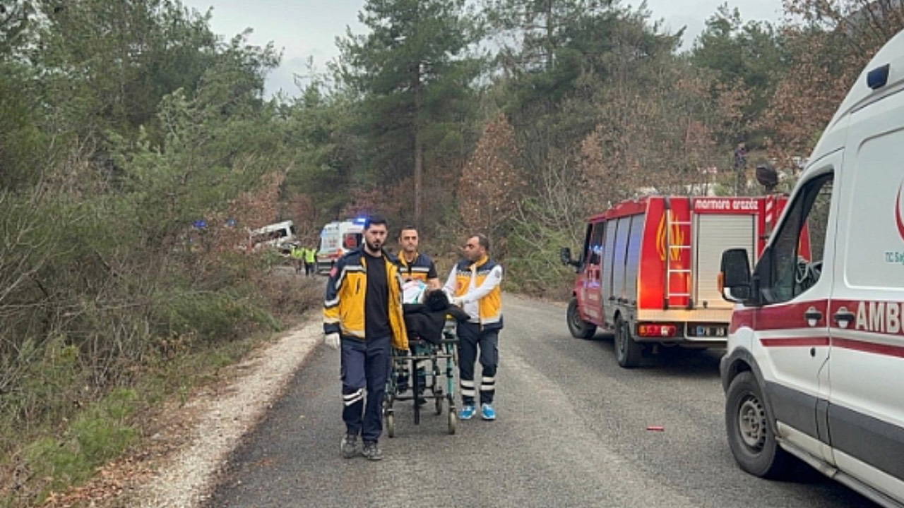 Karabük'te şarampole sürüklenen minibüsteki 17 kişi yaralandı