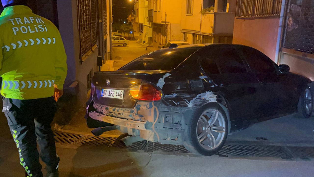 'Dur' ihtarına uymadı: Kaza yapan sürücü aracını bırakıp kaçtı