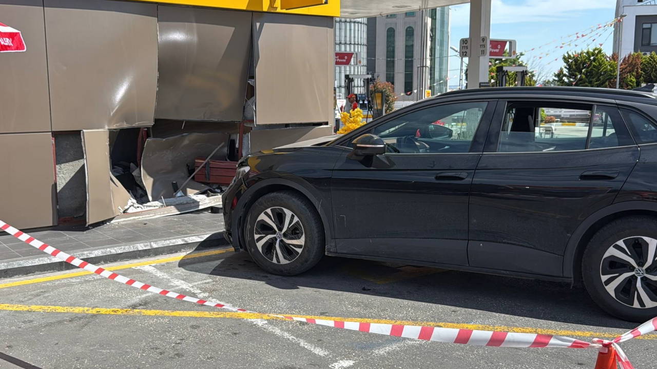 İstanbul'da kontrolden çıkan otomobil akaryakıt istasyonuna daldı