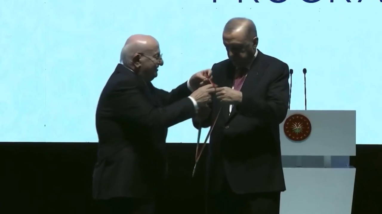 Erdoğan'a '100 Yılın Devlet Başkanı' ödülü! 'Dava' arkadaşı İsmail Kahraman takdim etti