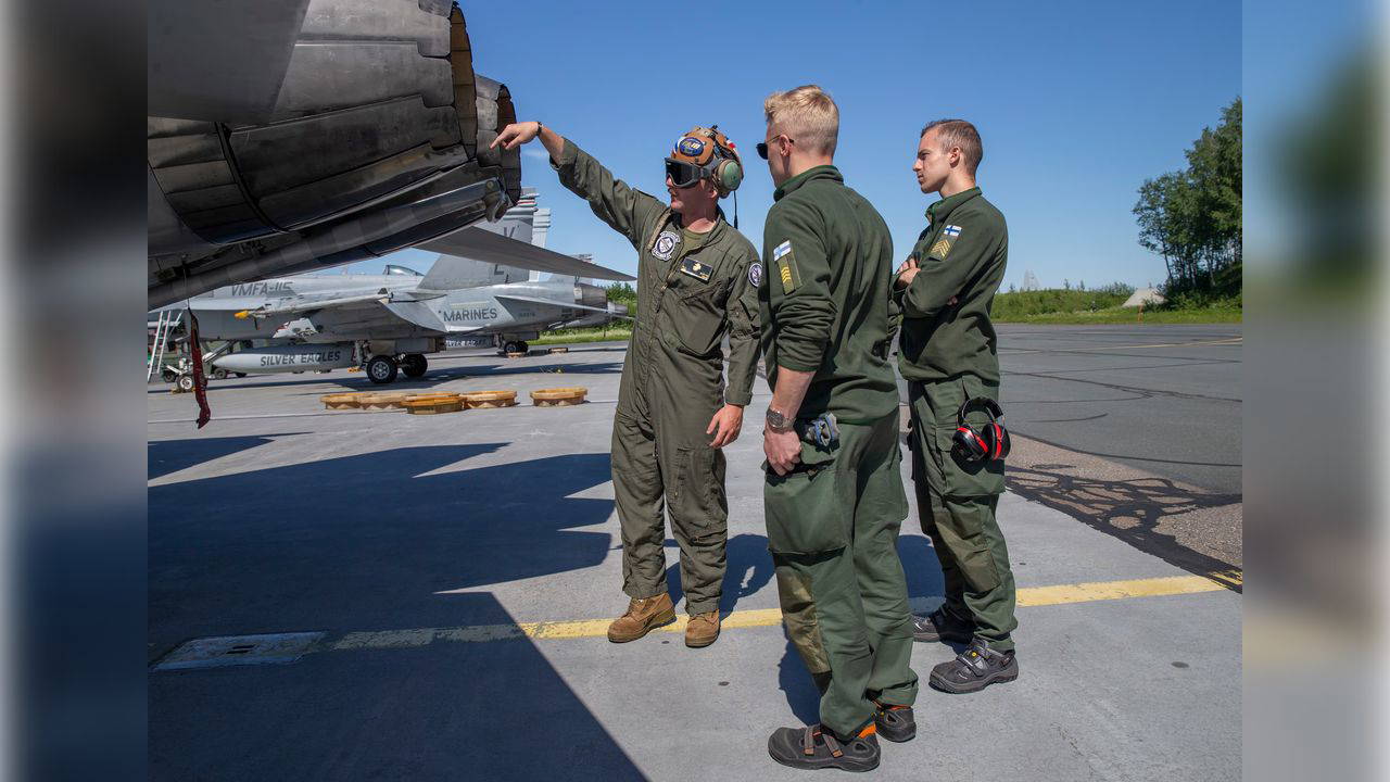 Gökyüzündeki manevra ülkeyi karıştırdı