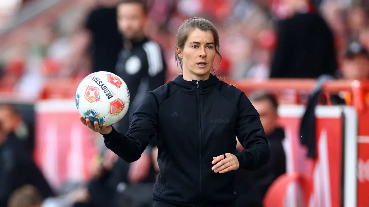 Bundesliga'da tarihi an: Marie-Louise Eta ilk maçına çıktı