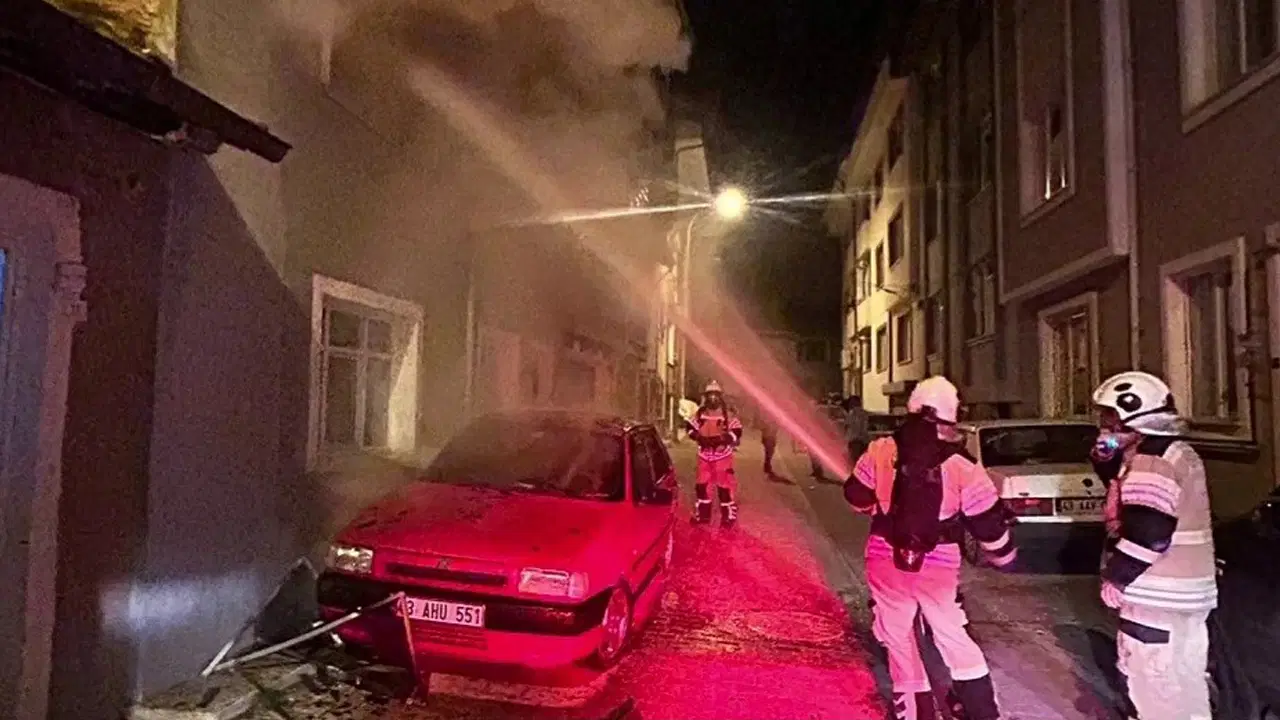 Kütahya'da 3 katlı binada korkutan yangın: 1 kişi hayatını kaybetti
