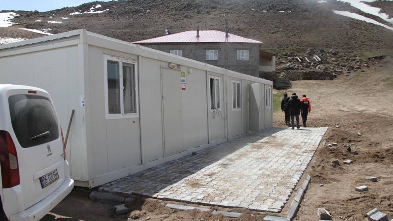 Ağrı’da deprem: Evleri hasar görenlere konteyner verildi