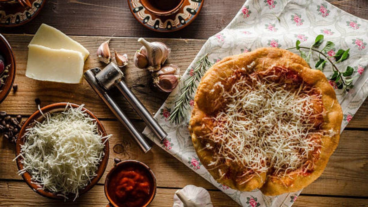 Macar mutfağının en sevilen sokak lezzeti: Langos tarifi