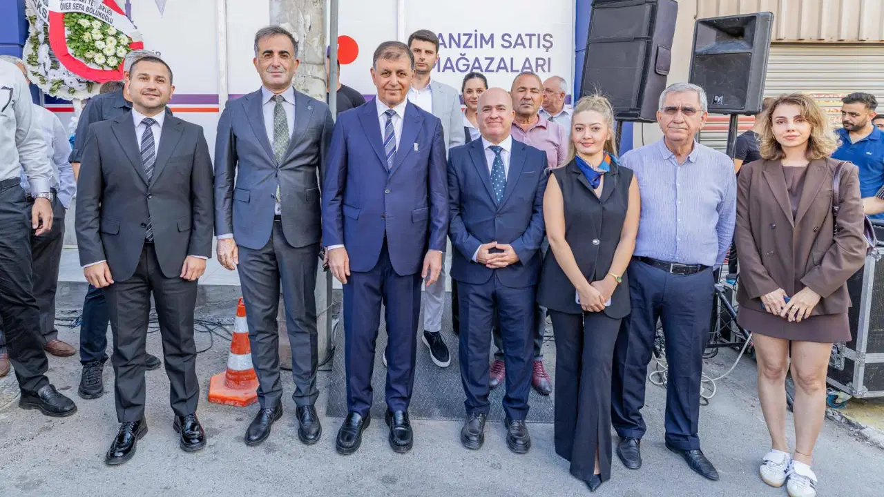 İZMAR 25’inci mağazasını Buca Gediz’de açtı