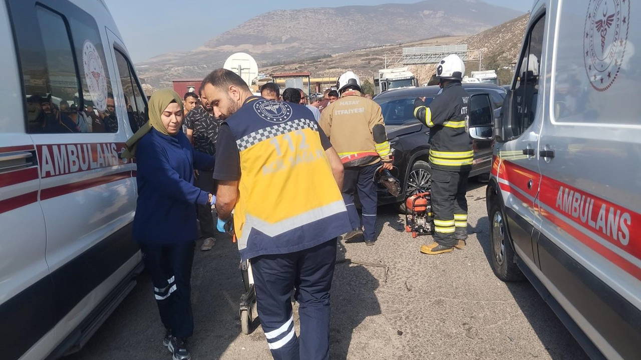 Kamyon, kırmızı ışıkta bekleyen 6 araca çarptı: Çok sayıda yaralı var!